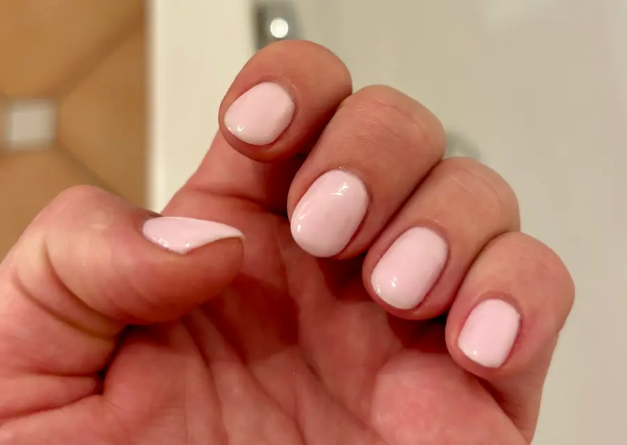 Kurze rosa Nägel